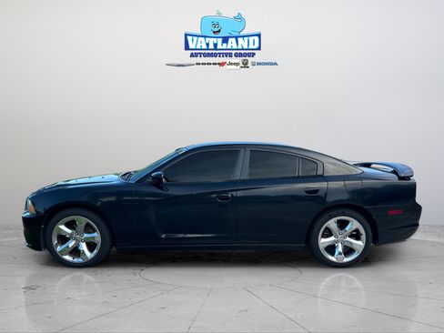 Used 2014 Dodge Charger SXT RWD image 2