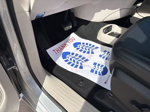 Used 2024 Chrysler Pacifica Touring-L image 16