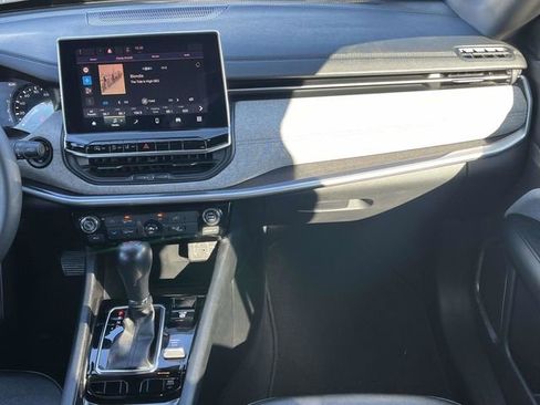 Used 2024 Jeep Compass Latitude image 18