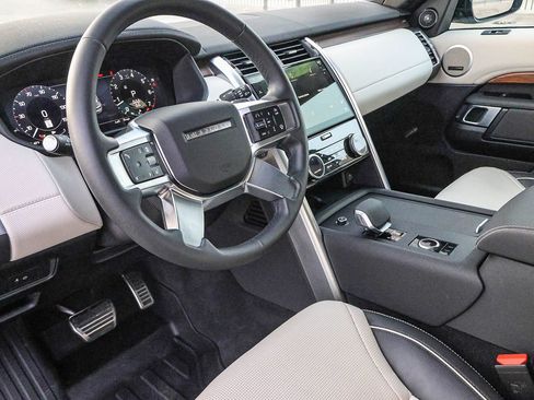 Used 2024 Land Rover Discovery Dynamic SE image 27