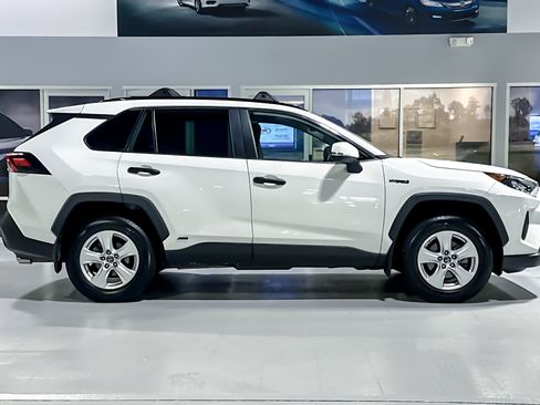 Used 2020 Toyota RAV4 LE w/ Carpet Mat Package AWD/4WD image 7