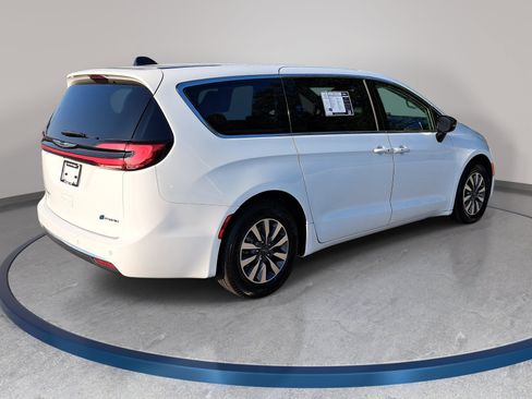Used 2024 Chrysler Pacifica Limited FWD image 5