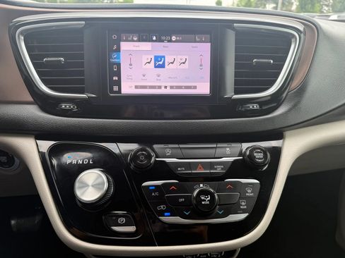 Used 2024 Chrysler Voyager LX FWD image 11