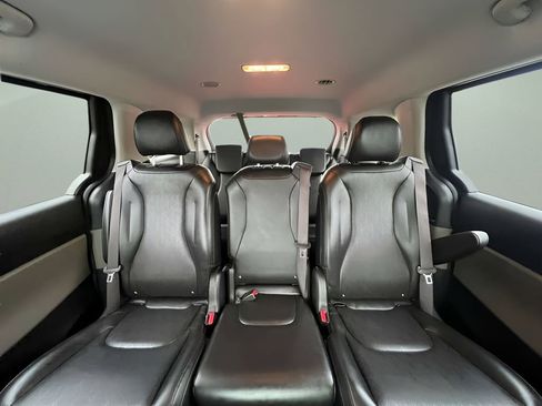 Used 2025 Kia Carnival FWD image 19