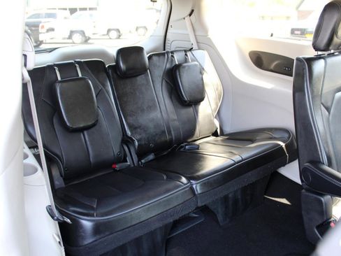 Used 2019 Chrysler Pacifica Limited image 13