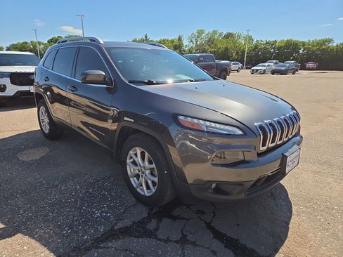 Used 2017 Jeep Cherokee Latitude FWD image 10