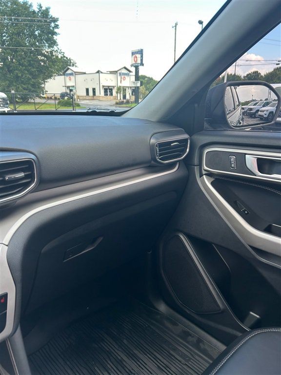 Used 2022 Ford Explorer XLT w/ Equipment Group 202A AWD/4WD image 15