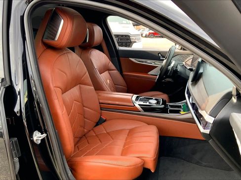 Used 2023 BMW 740i w/ Executive Package image 8