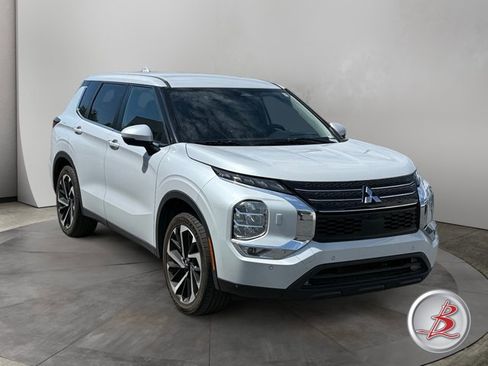 Used 2023 Mitsubishi Outlander SE AWD/4WD image 1