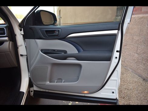 Used 2018 Toyota Highlander LE FWD image 37