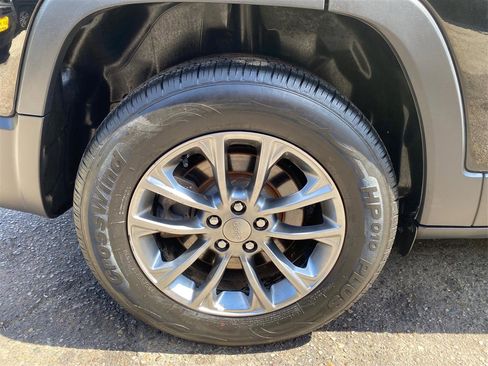 Used 2019 Jeep Cherokee Latitude Plus w/ Comfort/Convenience Group image 17