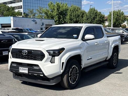 Used 2024 Toyota Tacoma TRD Sport w/ TRD Sport Upgrade Package AWD/4WD image 5