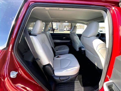 Used 2024 Toyota Grand Highlander XLE image 16