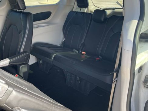 Used 2024 Chrysler Pacifica Touring-L image 11