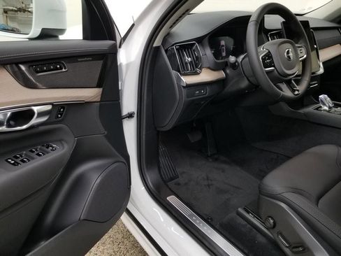 New 2025 Volvo XC90 T8 Plus w/ Protection Package Premier AWD/4WD image 6