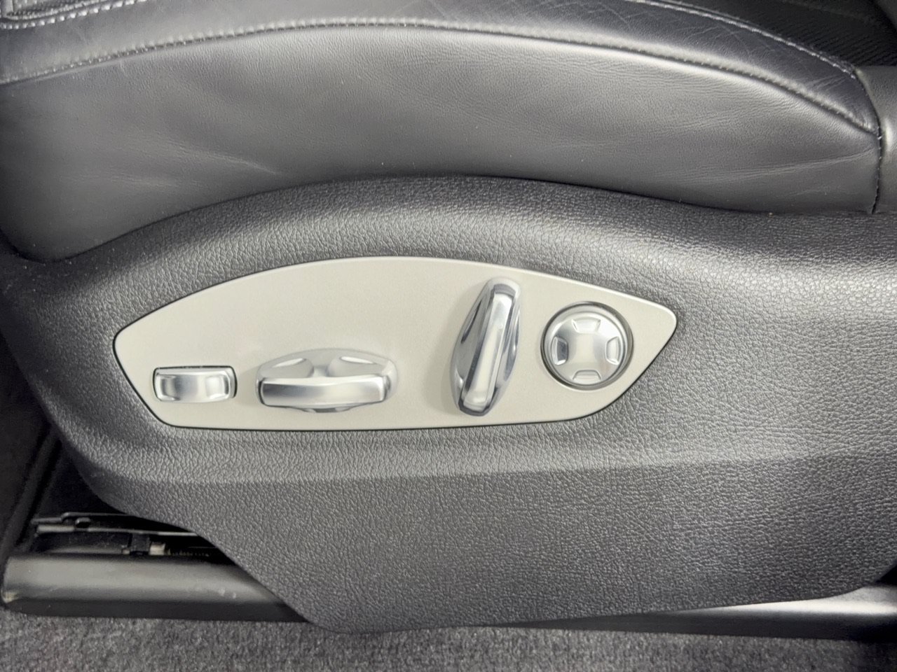 Certified 2022 Porsche Macan S AWD/4WD image 19