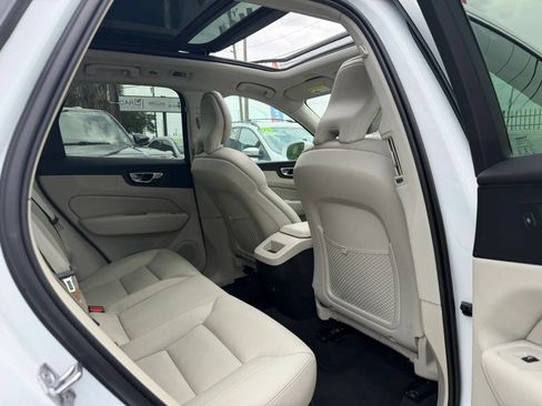 Used 2019 Volvo XC60 T5 Momentum w/ Premium Package FWD image 12