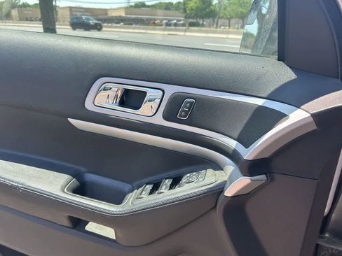 Used 2014 Ford Explorer XLT w/ Equipment Group 202A AWD/4WD image 17
