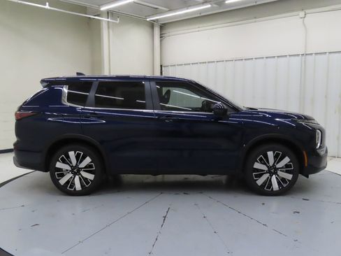 Used 2025 Mitsubishi Outlander SE FWD image 2