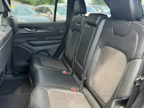 Used 2023 Jeep Grand Cherokee Altitude AWD/4WD image 20