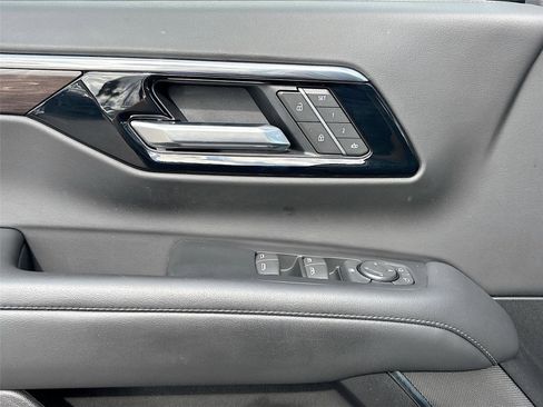 Used 2025 Chevrolet Suburban Z71 AWD/4WD image 18