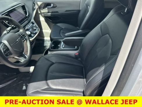 Used 2024 Chrysler Pacifica Touring-L FWD image 17