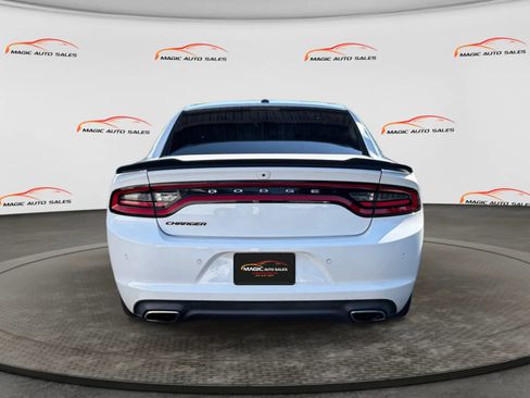Used 2018 Dodge Charger SXT w/ Blacktop Package RWD image 9