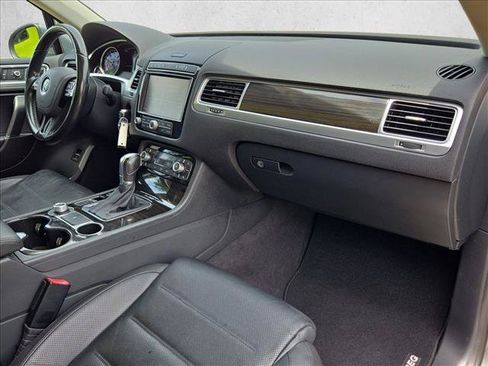 Used 2016 Volkswagen Touareg Executive AWD/4WD image 23