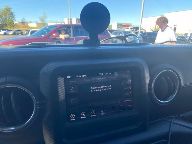 Used 2018 Jeep Wrangler Unlimited Sahara AWD/4WD image 12
