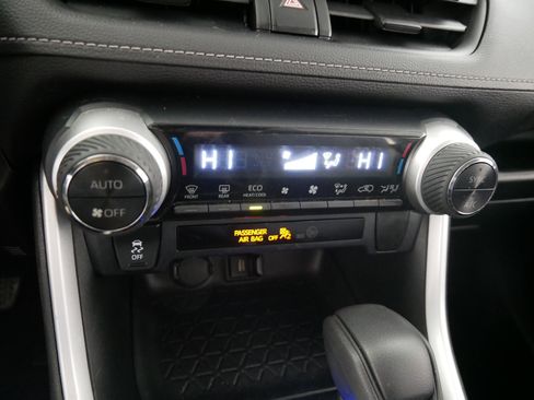 Used 2020 Toyota RAV4 LE image 23