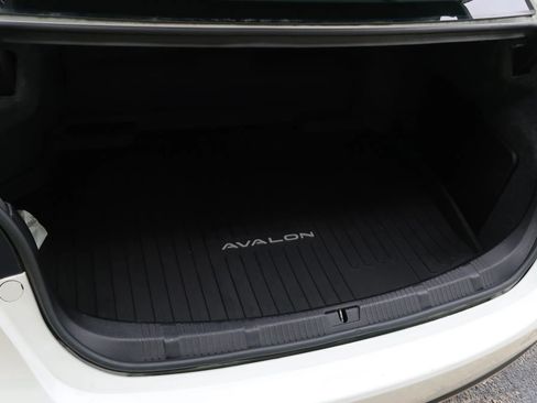 Used 2018 Toyota Avalon Limited image 15