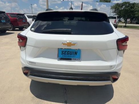 Used 2025 Chevrolet Trax LT FWD image 7