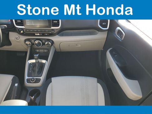 Used 2024 Hyundai Venue SEL image 17