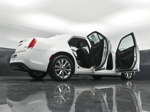 Used 2017 Chrysler 300 C w/ Safetytec Plus Group AWD/4WD image 39