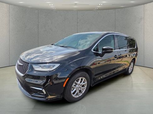 Used 2024 Chrysler Pacifica Touring-L FWD image 7