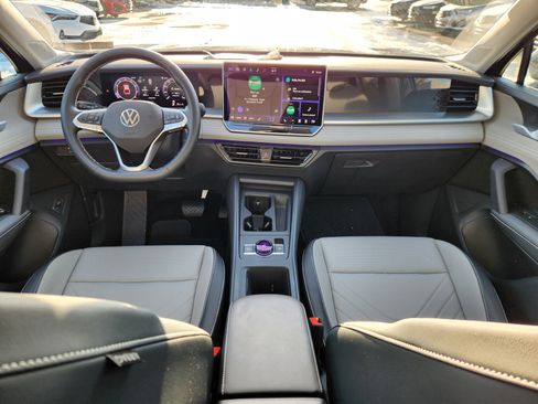 Certified 2025 Volkswagen Tiguan SE image 8