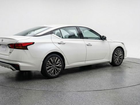 Used 2025 Nissan Altima 2.5 SV FWD image 9