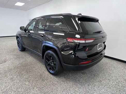 Used 2024 Jeep Grand Cherokee Altitude image 18