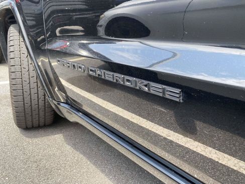 Used 2019 Jeep Grand Cherokee Altitude AWD/4WD image 11