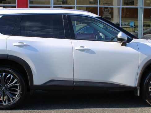 Certified 2025 Nissan Rogue SL w/ Tech Package image 9