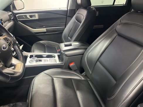 Used 2023 Ford Explorer XLT w/ Equipment Group 202A image 9