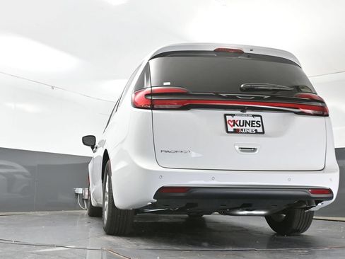 New 2027 Chrysler Pacifica Select FWD image 46