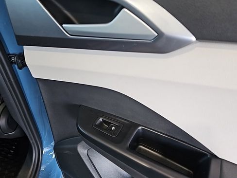 Used 2025 Volkswagen Taos SEL image 16