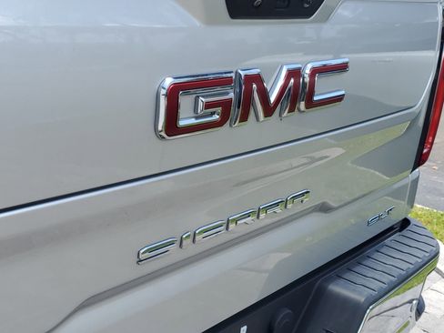 Used 2022 GMC Sierra 1500 SLT w/ SLT Premium Plus Package AWD/4WD image 9