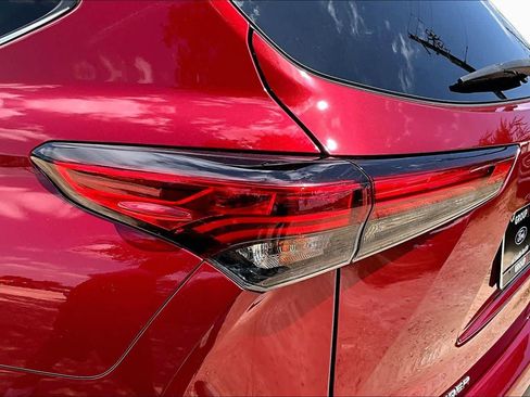 Used 2022 Toyota Highlander XLE FWD image 28