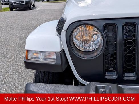 Used 2023 Jeep Gladiator Sport AWD/4WD image 8
