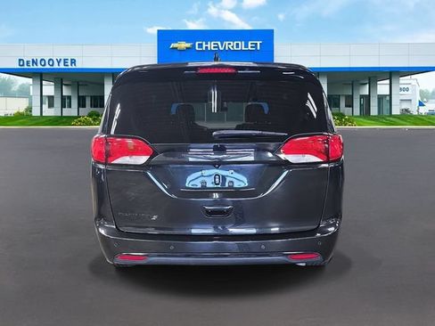 Used 2018 Chrysler Pacifica Touring Plus w/ S Appearance Package FWD image 8