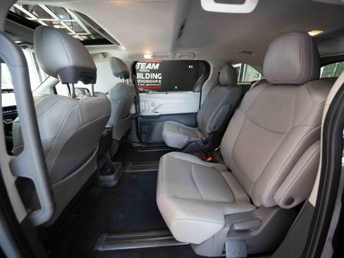 Used 2021 Toyota Sienna XLE FWD image 23