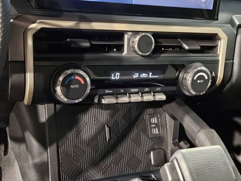 Used 2025 Toyota Tacoma TRD Sport AWD/4WD image 31