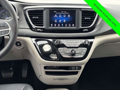 Used 2020 Chrysler Pacifica Touring image 30